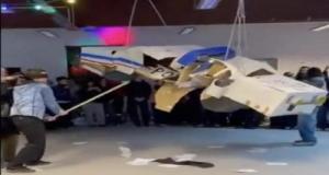 Des étudiants détruisent une voiture de police en piñata et déclenchent la colère politique