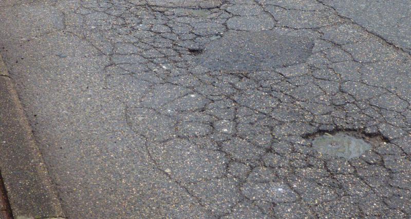 Nids-de-poule, pourquoi ils se multiplient en ce début d'année 2026 ?