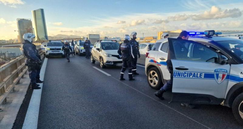 Un bouchon créé de toutes pièces sur l’autoroute par la police pour intercepter des braqueurs après un vol éclair et course-poursuite folle