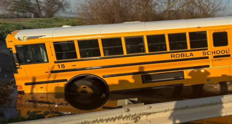  - Un bus scolaire finit suspendu au-dessus d’un ruisseau avec une trentaine d’enfants