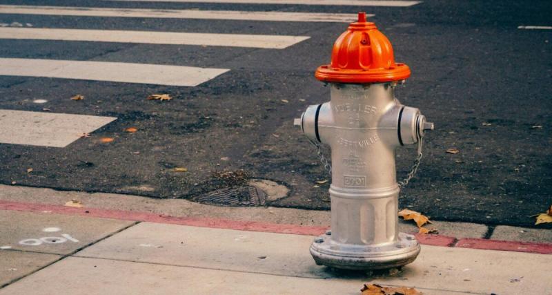 Il perd le contrôle dans un virage et détruit une borne incendie : une cinquantaine de maisons privées d'eau