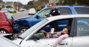 Totalement ivre et en pyjama avec plus de 3 grammes en voiture, elle tamponne des voitures et obtient une lourde amende