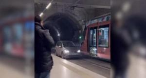 Une voiture s’engouffre dans le tunnel du tram et bloque totalement la circulation