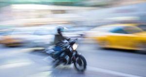 Un motard se filme à plus de 210 km/h en pleine fuite devant la police : la vidéo l’a trahi jusqu’au tribunal