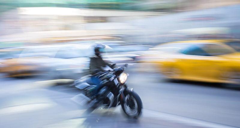  - Un motard se filme à plus de 210 km/h en pleine fuite devant la police : la vidéo l’a trahi jusqu’au tribunal