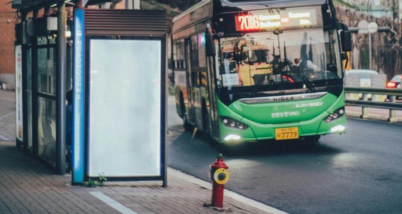 De retour de vacances, il découvre qu’un arrêt de bus a été installé devant sa maison et se voit infliger une amende salée pour stationnement gênant !