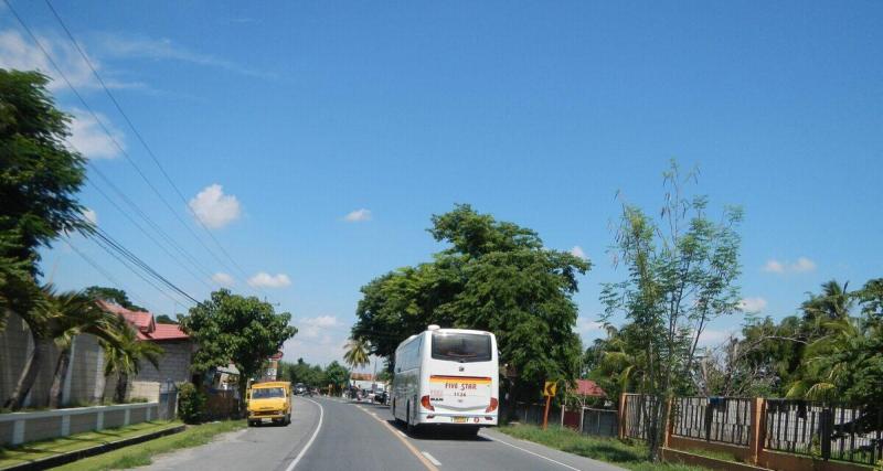 Sortie de route spectaculaire : un bus quitte la chaussée et dévale une pente de 150 mètres