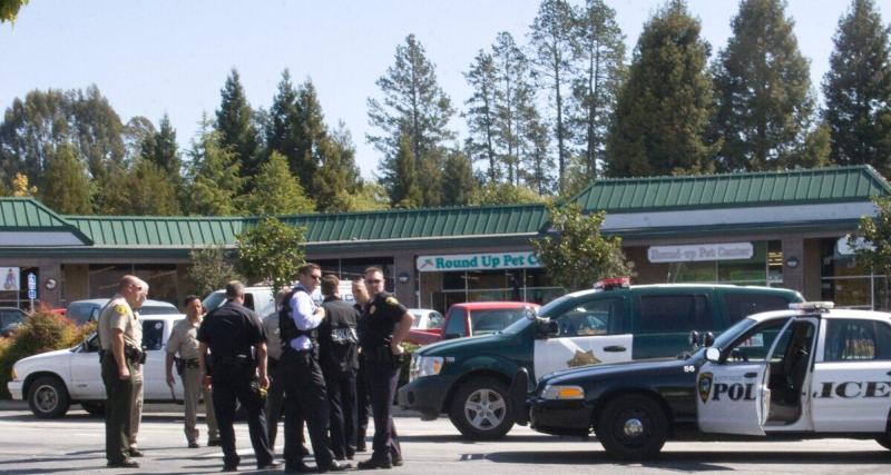 Il fonce volontairement sur la voiture de voleurs pour stopper leur fuite après un braquage en plein parking