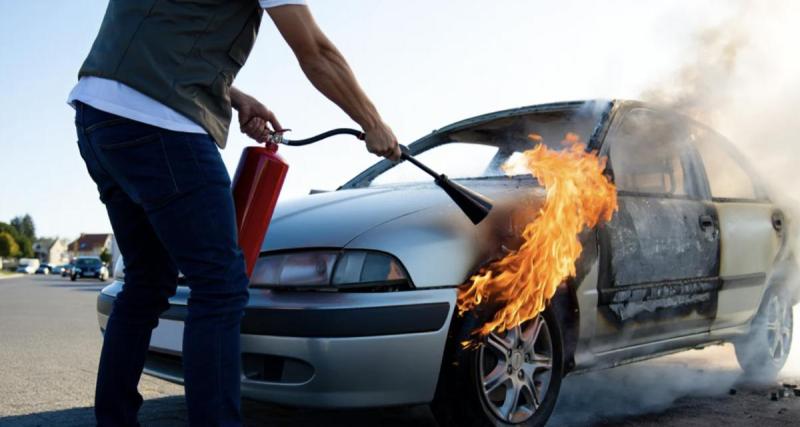  - L’acte héroïque d’un habitant éteignant une voiture à l’extincteur