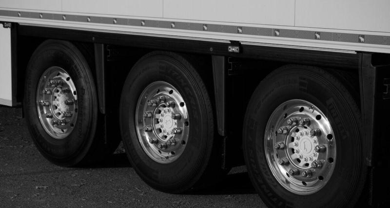  - Vidéo – Un pneu perdu par un camion provoque une scène hallucinante