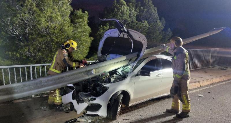 - Ivre au volant, sa voiture accidentée est traversée par une barrière en fer… il s’en sort miraculeusement indemne