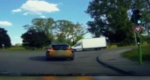 Une camionnette coupe la priorité aux policiers, il se fait poursuivre instantanément
