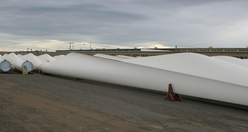  - Une sortie de route inattendue : une voiture finit sa course… contre une pale d’éolienne !