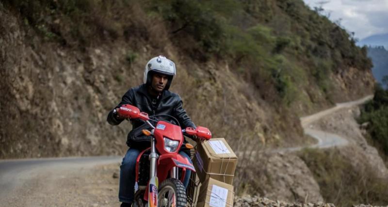 Il défie la montagne à moto avec jusqu’à 200 commandes par jour : le quotidien hors norme du “livreur du bout du monde”