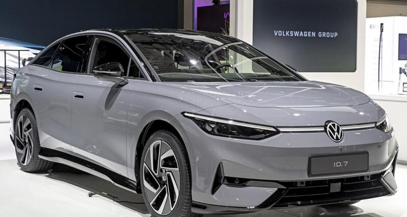 Sa voiture électrique refuse d’obéir, il échappe au pire grâce à une intervention spectaculaire