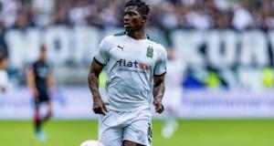 Un joueur de foot surprend des voleurs en pleine tentative sur sa voiture de luxe