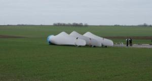 Sa voiture percute une pale d’éolienne, un accident aussi rare qu’impressionnant