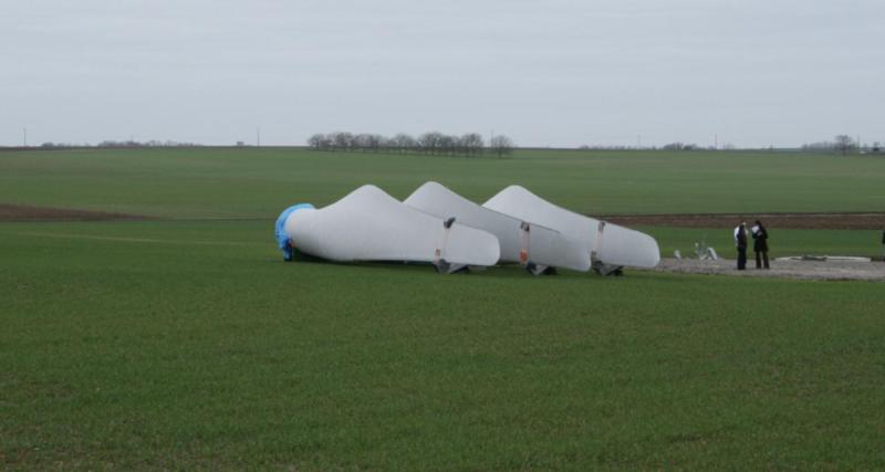 Sa voiture percute une pale d’éolienne, un accident aussi rare qu’impressionnant