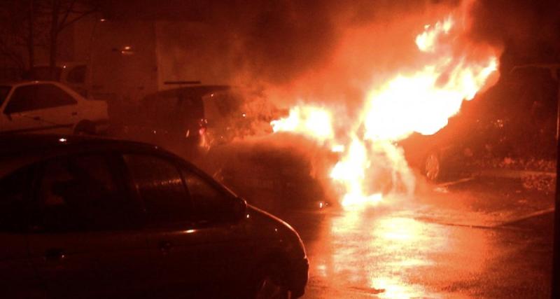  - Une simple batterie externe déclenche l’explosion de sa voiture devant chez lui