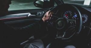 Son patron lui retire sa voiture après des années de tolérance : il arrête de travailler, la justice donne une leçon à l'employeur