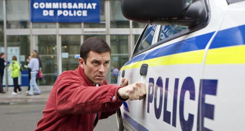 Il s’en prend à une voiture de police… garée devant le commissariat