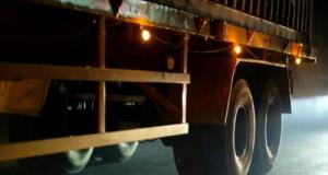 Deux roues s’arrachent d’un camion en plein rond-point : le conducteur s’en sort miraculeusement