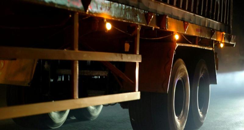  - Deux roues s’arrachent d’un camion en plein rond-point : le conducteur s’en sort miraculeusement