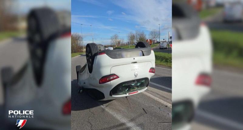 Il fait une sortie de route, sa voiture percute un poteau téléphonique et finit sur le toit