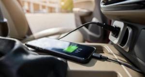 Privé d’électricité à cause de la tempête Nils, un conducteur de 64 ans utilise sa voiture pour charger ses appareils