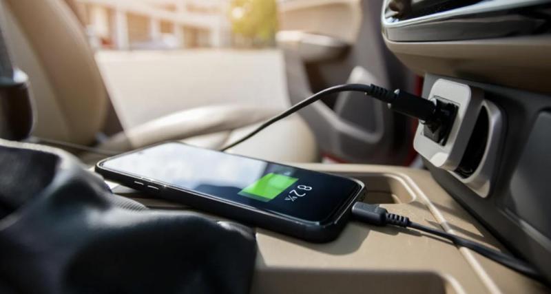  - Privé d’électricité à cause de la tempête Nils, un conducteur de 64 ans utilise sa voiture pour charger ses appareils