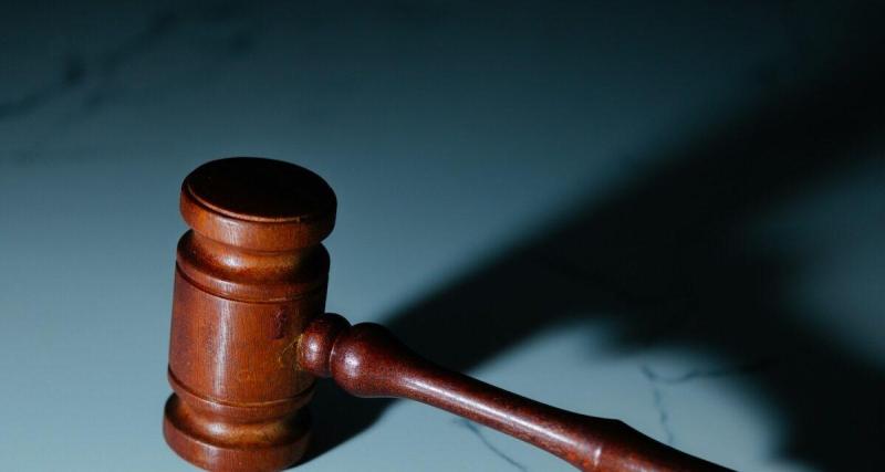 Il frappe une infirmière après avoir été contrôlé en état d’ivresse au volant et sans assurance : un an de prison ferme avec annulation de son permis