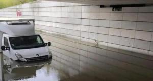 Malgré le panneau “route barrée”, il s’engage… son camion finit coincé sous un pont envahi par l’eau