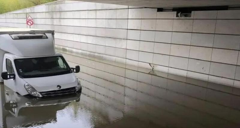 Malgré le panneau “route barrée”, il s’engage… son camion finit coincé sous un pont envahi par l’eau
