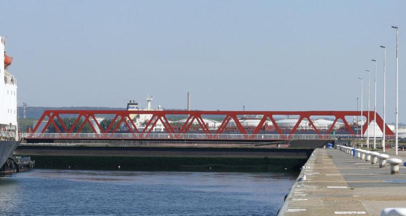 Habitué à traverser ce pont, ce conducteur ivre ne remarque pas qu’il est levé et finit dans le canal