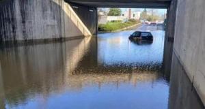 Âgée de 81 ans, elle fonce sur une route interdite et se retrouve piégée par la montée des eaux