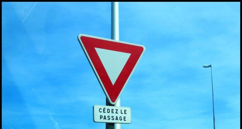  - « Je n'ai rien vu » : ébloui par le soleil, il grille un cédez-le-passage et percute une voiture