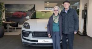 À plus de 90 ans, un couple s’offre la voiture de leurs rêves : une Porsche Macan.
