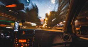 Au volant d’un bolide de 500 chevaux : cet adolescent de 14 ans ose le 250 km/h sur une autoroute verglacée