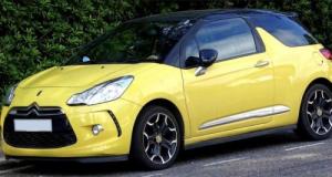 Tranquillement chez elle, elle entend les voleurs repartir avec sa voiture garée devant la maison