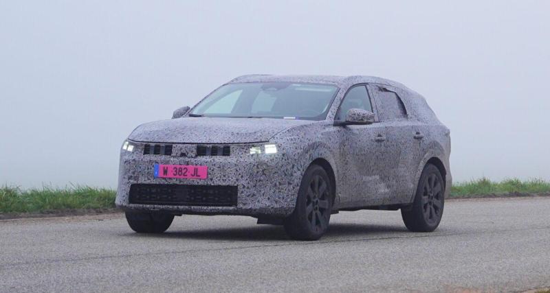  - Grâce au retour des 90 km/h dans l’Eure, on peut découvrir en mouvement la future Dacia C-Neo avant sa présentation !