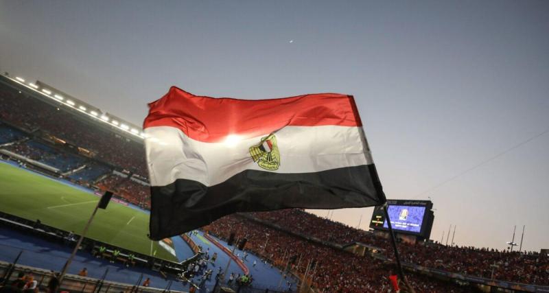  - Une équipe quitte le terrain pour contester une décision arbitrale, scène semblable à la finale de la CAN en Égypte