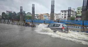 Ivre, il ignore les panneaux et s’engage sur une route inondée avec ses enfants à bord : ils sont sauvés grâce à l'aîné de 8 ans