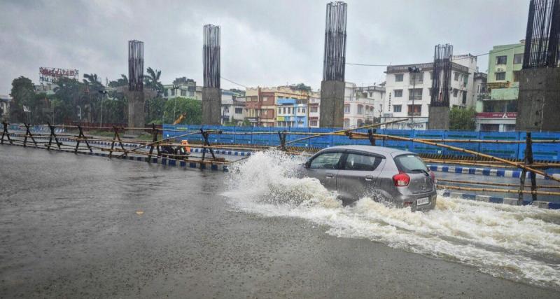 Ivre, il ignore les panneaux et s’engage sur une route inondée avec ses enfants à bord : ils sont sauvés grâce à l'aîné de 8 ans