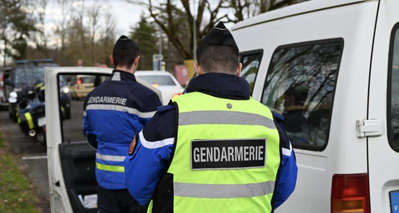  - Sommé de s’arrêter par les gendarmes, il prend la fuite et abandonne sa voiture pour s’échapper