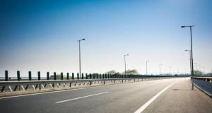 Vidéo. Il harcèle une vieille voiture en pleine rue… la scène se termine par un incroyable retour de karma