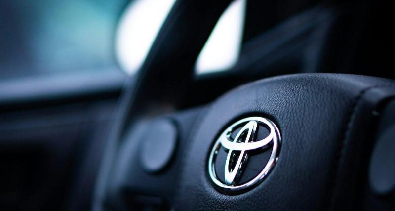 Elle reçoit une vieille Toyota Corolla en cadeau… sa réaction surprend tout le monde (vidéo)