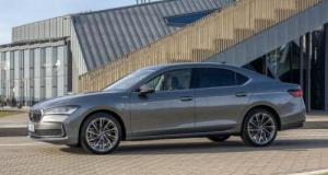 La Skoda Superb double son offre hybride rechargeable avec une version de 272 ch
