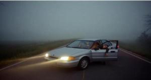 Complètement ivre, il s’endort au volant et laisse sa voiture bloquée en plein milieu de la route