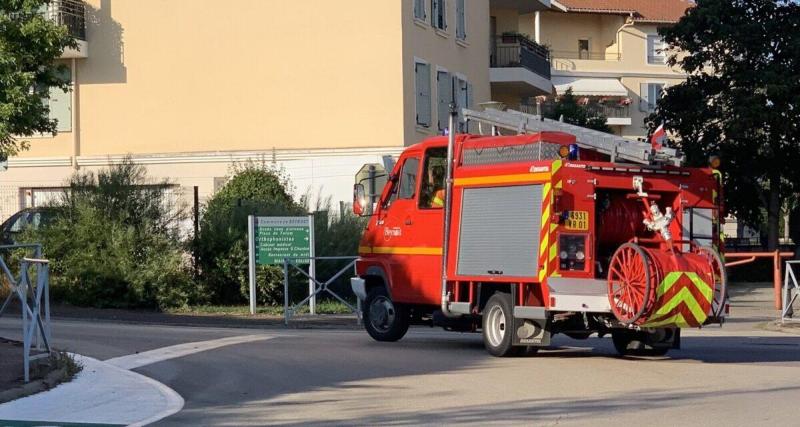 Parti en intervention pour une urgence, le camion des pompiers se retrouve en pleine collision avec une voiture : c'est le chaos total