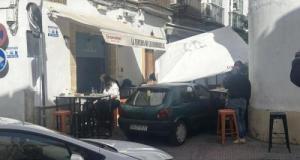 Il se trompe de rue et pulvérise la terrasse d’un bar en pleine zone piétonne
